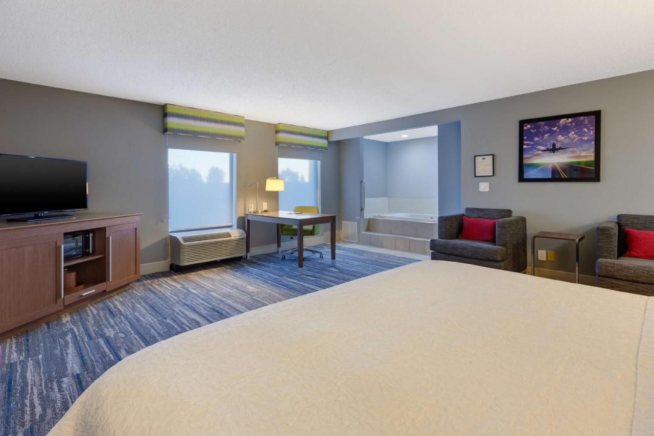 King Room with Spa Bath - Non-Smoking at Hampton Inn Cincinnati Airport - North