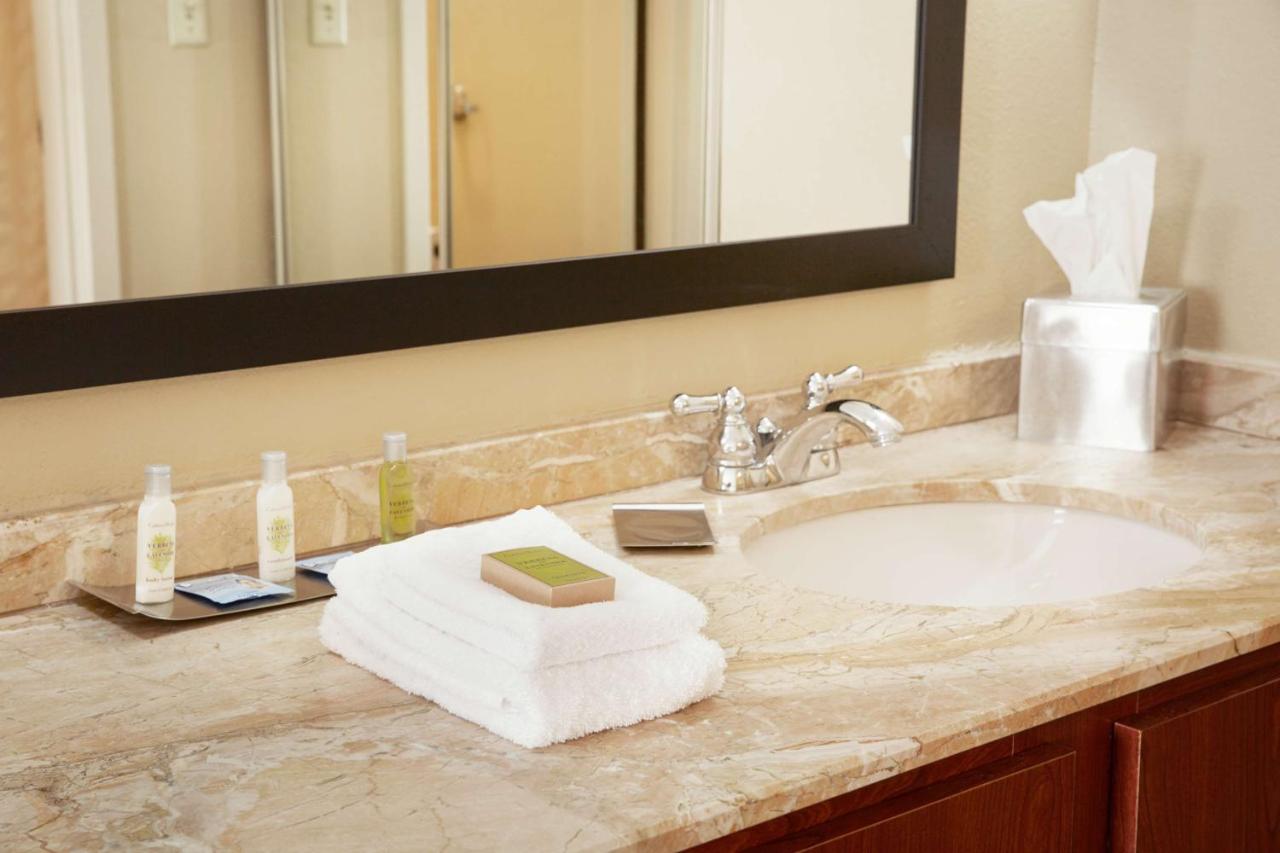 | DoubleTree Suites by Hilton Cincinnati – Blue Ash
