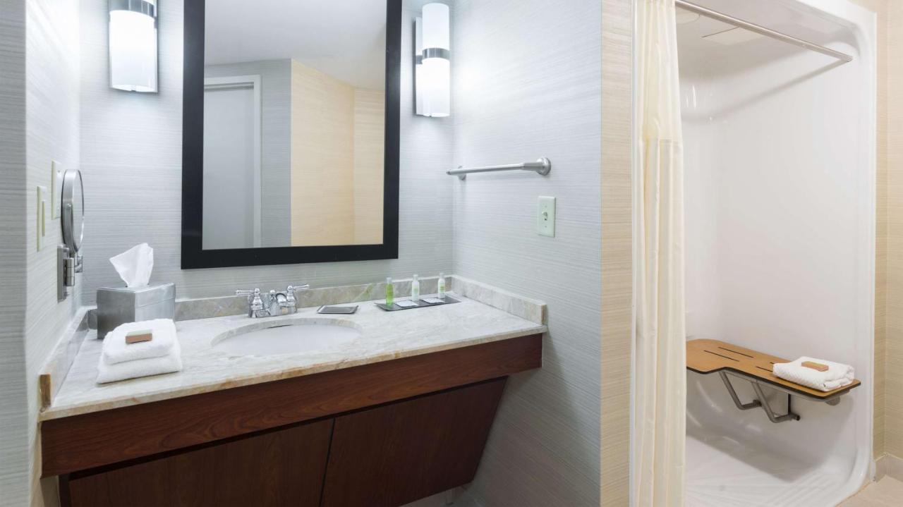 | DoubleTree Suites by Hilton Cincinnati – Blue Ash