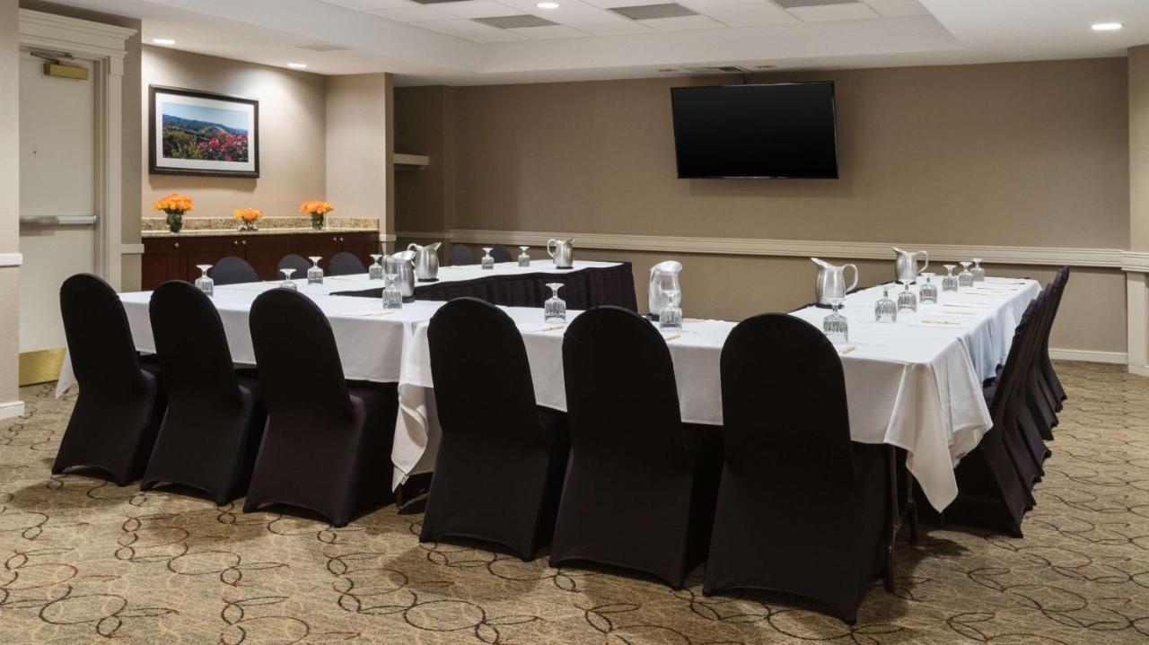 | DoubleTree Suites by Hilton Cincinnati – Blue Ash