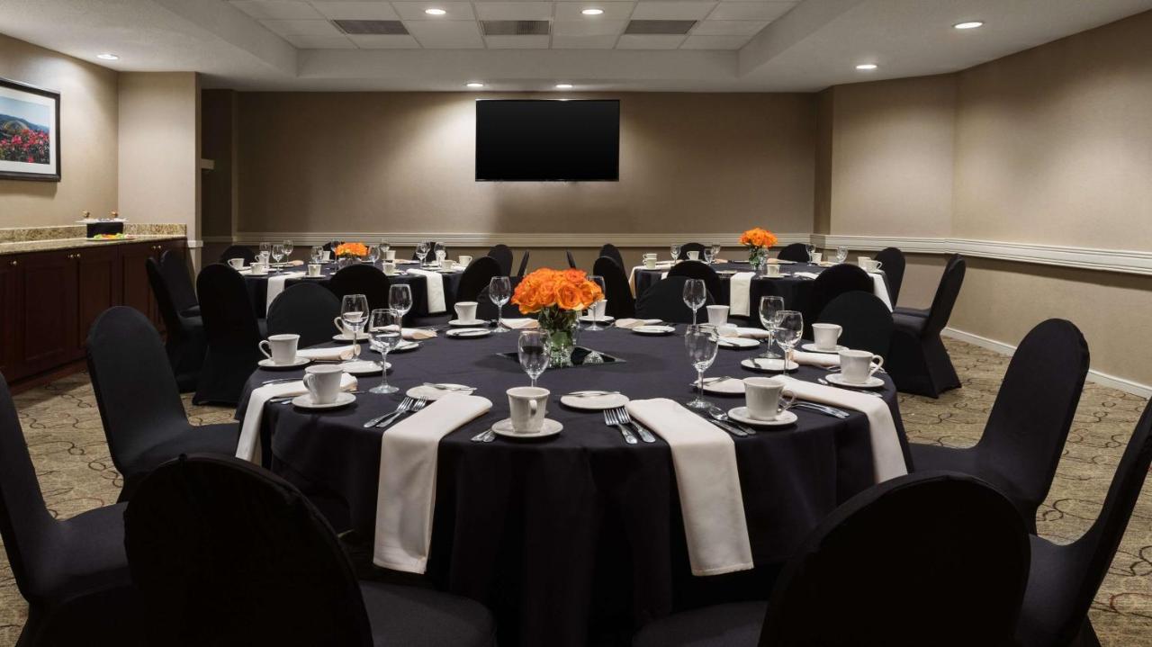 | DoubleTree Suites by Hilton Cincinnati – Blue Ash