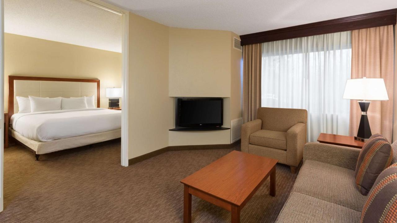 | DoubleTree Suites by Hilton Cincinnati – Blue Ash