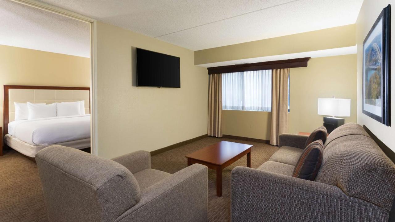 | DoubleTree Suites by Hilton Cincinnati – Blue Ash