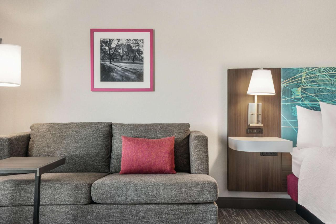 King Room with Sofa Bed at Hampton Inn Brooklyn Park