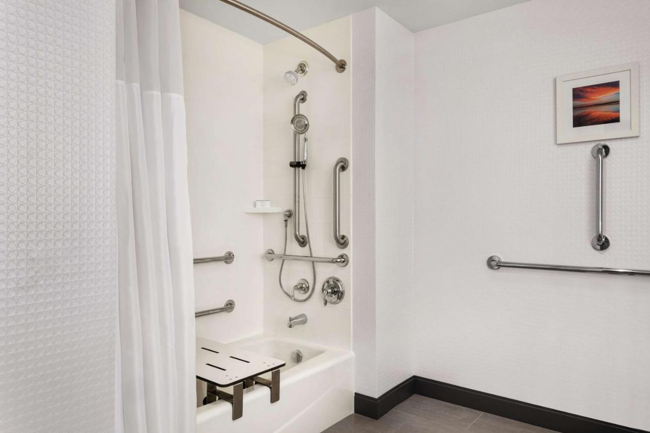 King Room with Bath Tub - Mobility/Hearing Accessible - Non-Smoking at Hampton Inn Brooklyn Park
