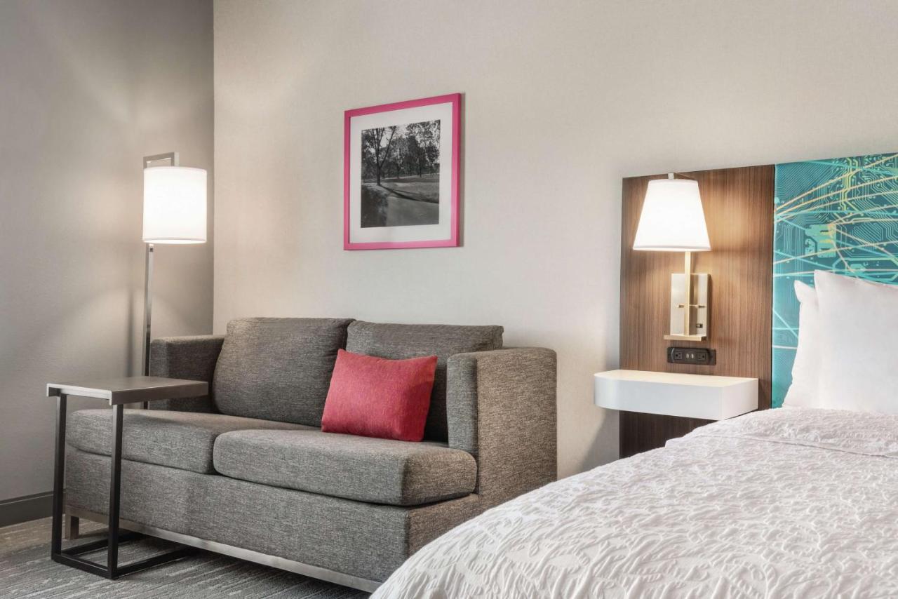 King Room with Sofa Bed at Hampton Inn Brooklyn Park