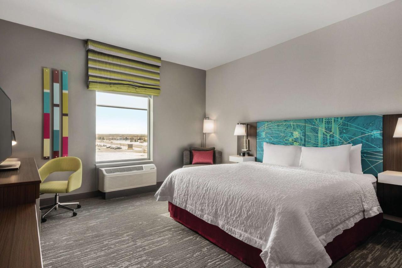 King Room with Bath Tub - Mobility/Hearing Accessible - Non-Smoking at Hampton Inn Brooklyn Park