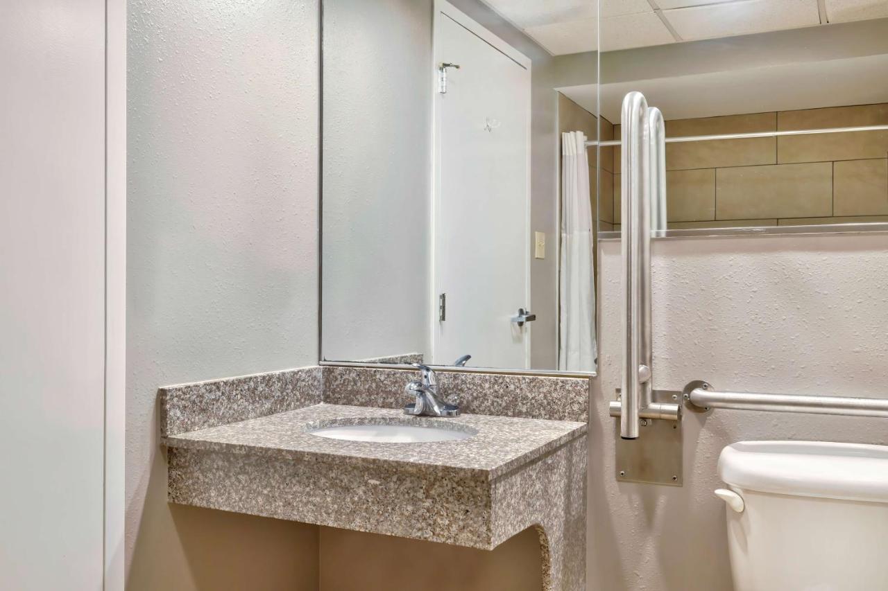| Motel 6 Bethel, CT - Danbury