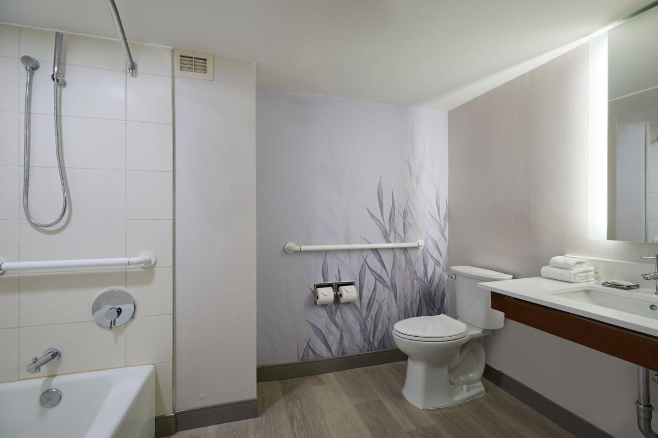 Deluxe Guest Room with King Bed and Lounge Access at Hanover Marriott