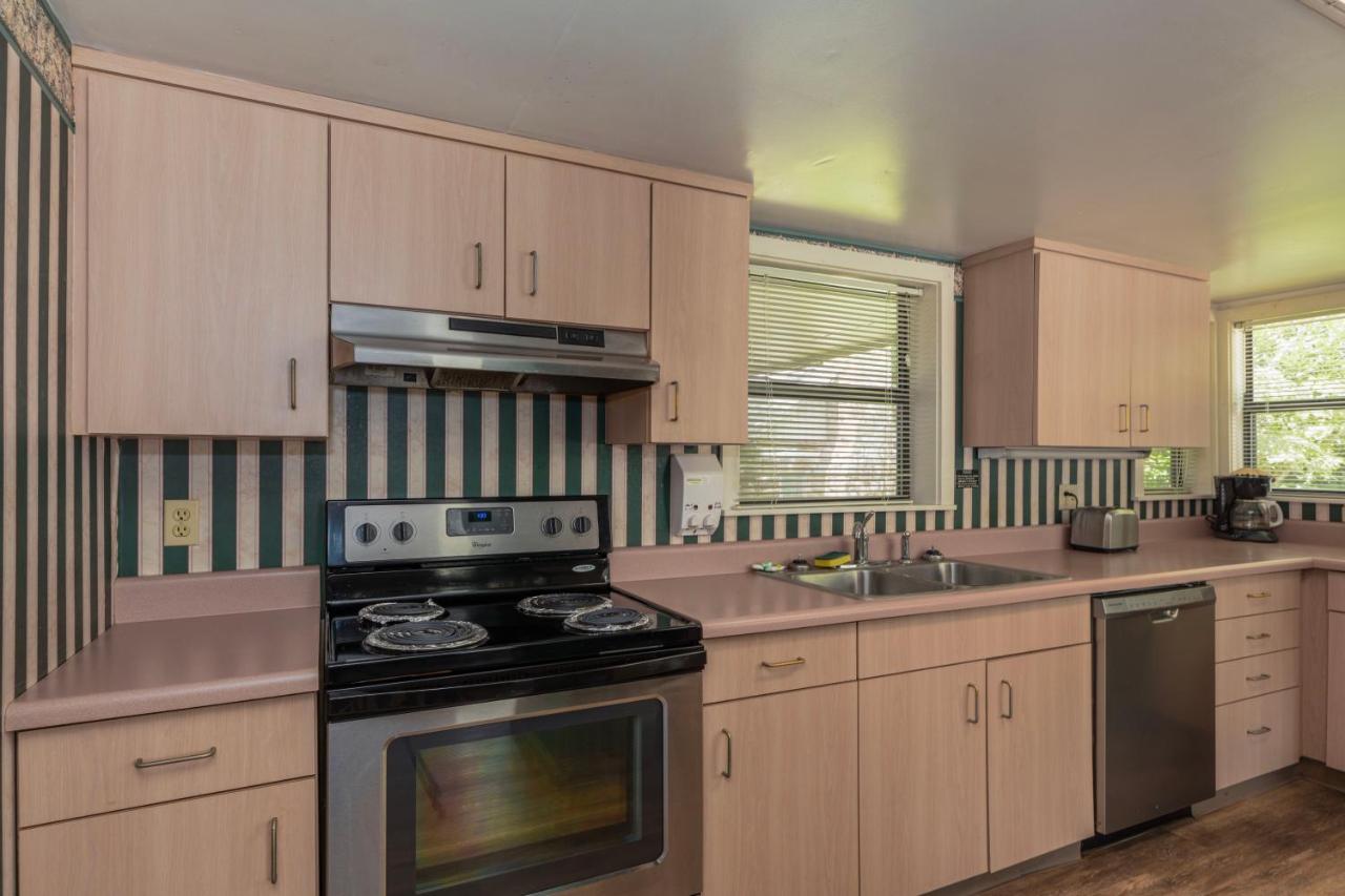 | Carr's Northside Hotel and Cottages