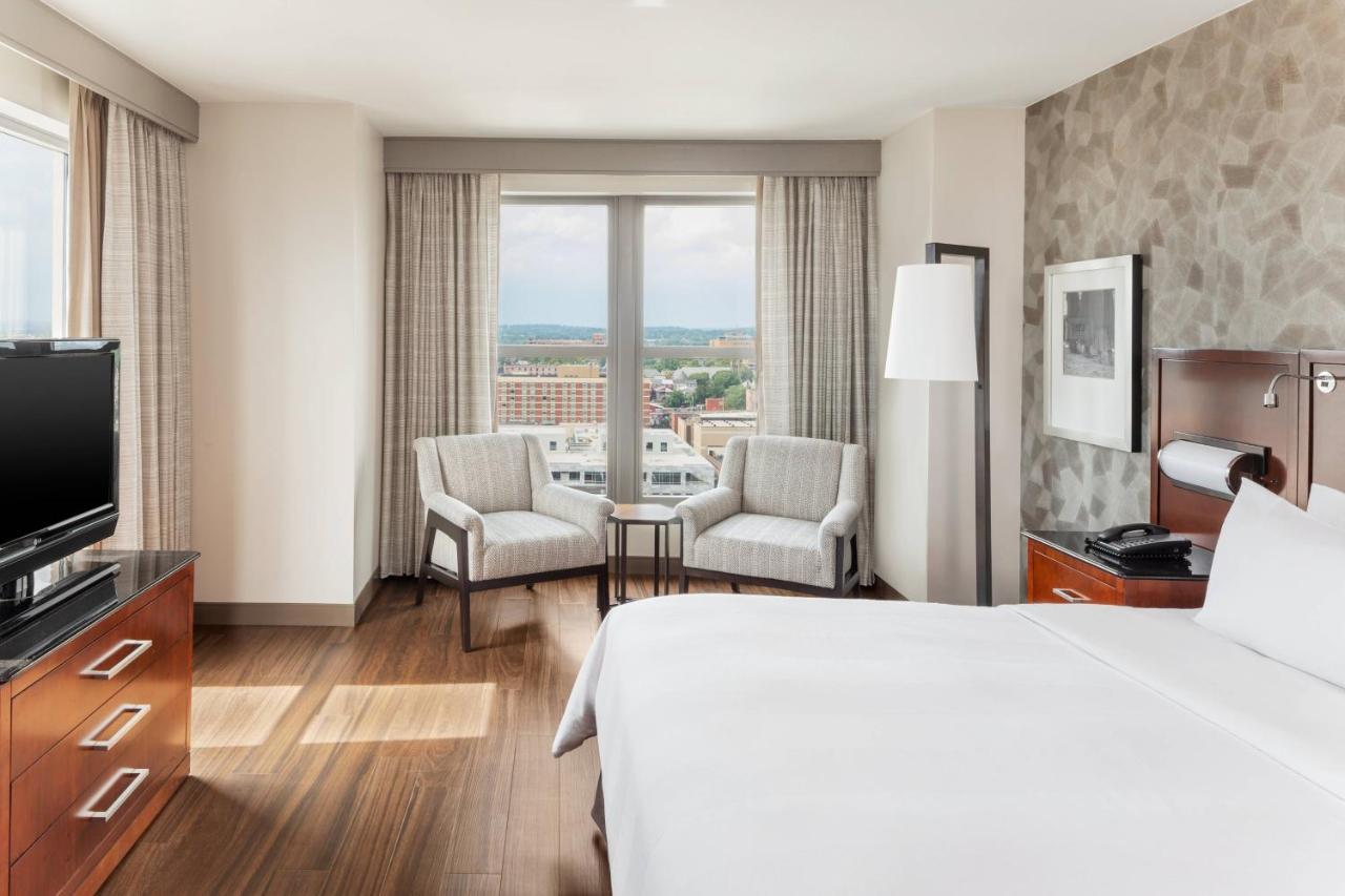 Deluxe West Corner King, Larger Guest room, 1 King at Lancaster Marriott at Penn Square
