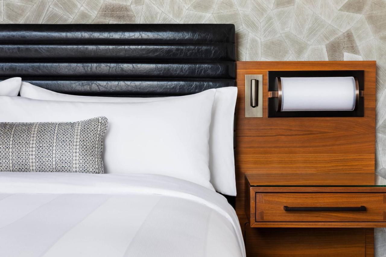 King Room with Adapted Tub - Mobility Accessible at Lancaster Marriott at Penn Square