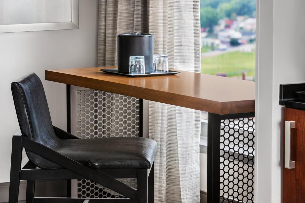 King Room with Adapted Tub - Mobility Accessible at Lancaster Marriott at Penn Square