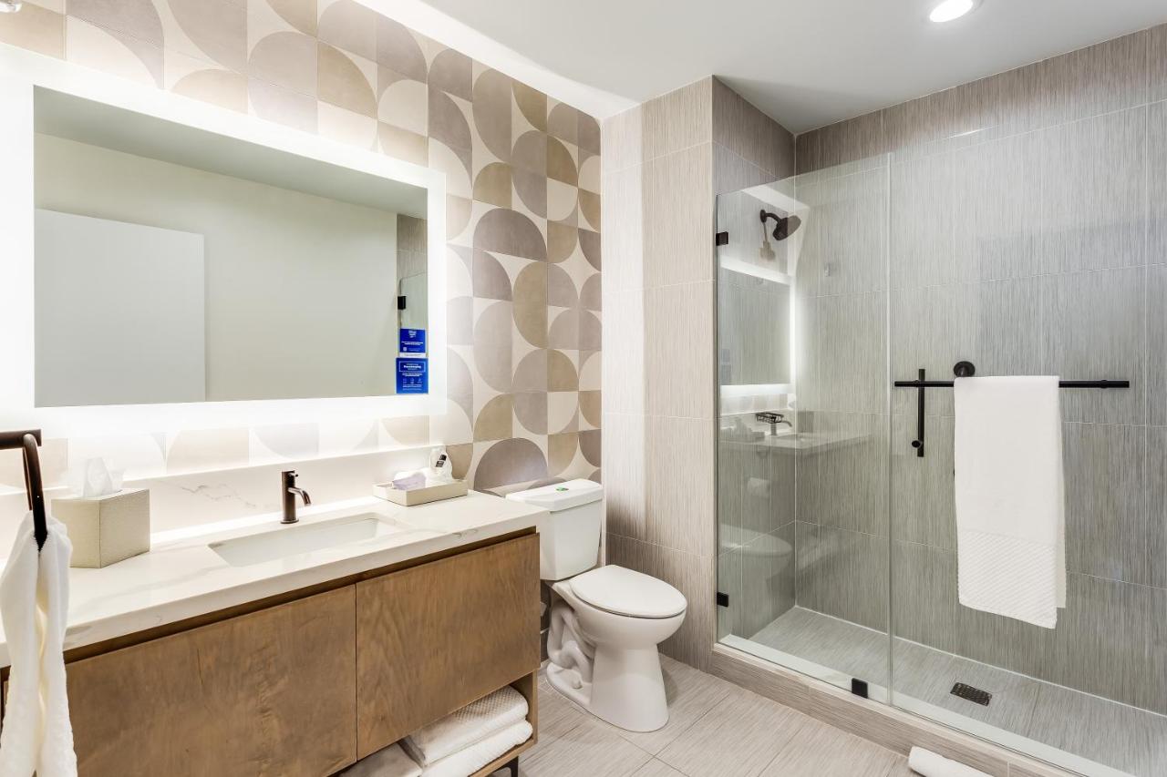 King Suite at SERENA Hotel Aventura Miami, Tapestry Collection by Hilton