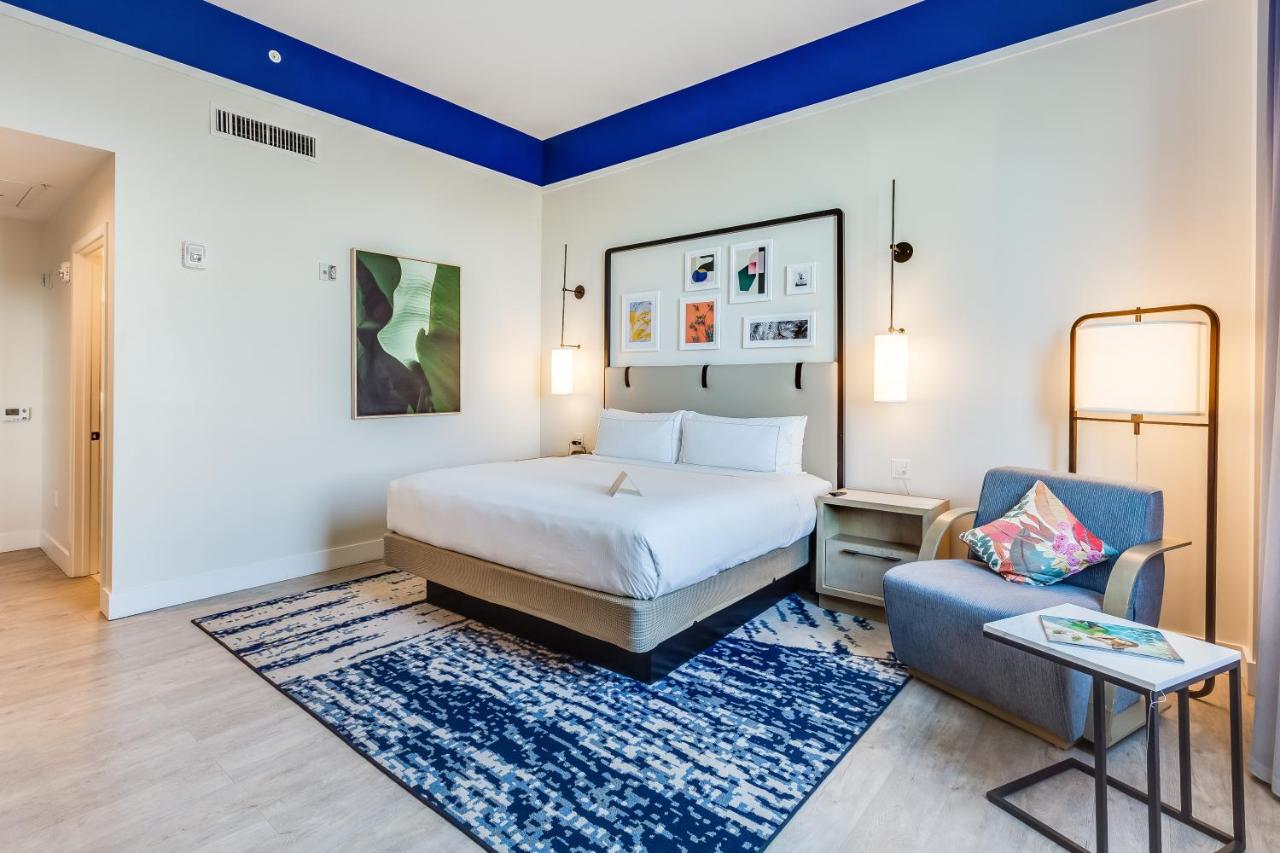 Deluxe King Room at SERENA Hotel Aventura Miami, Tapestry Collection by Hilton