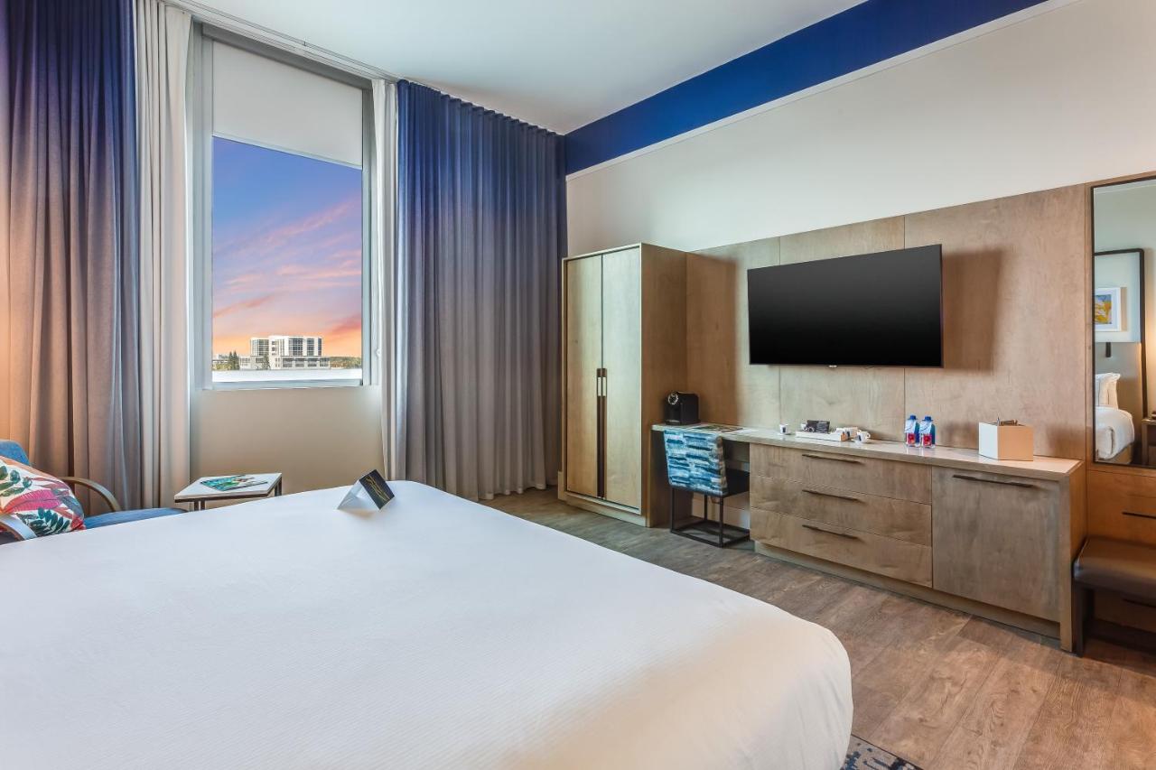 Deluxe King Room at SERENA Hotel Aventura Miami, Tapestry Collection by Hilton