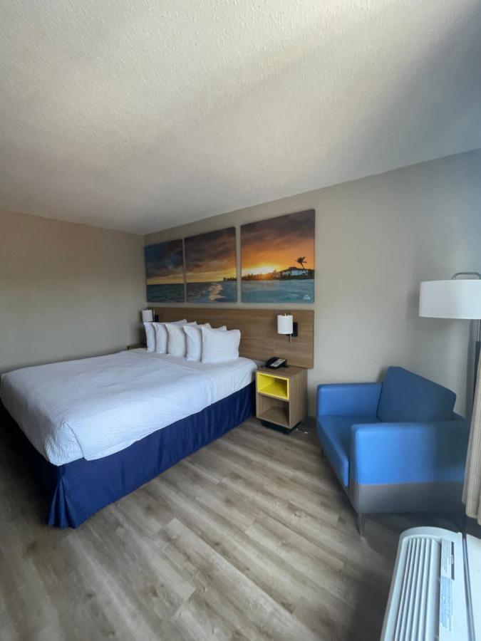 Deluxe King Room - Non-Smoking at Days Inn by Wyndham Florence Near Civic Center