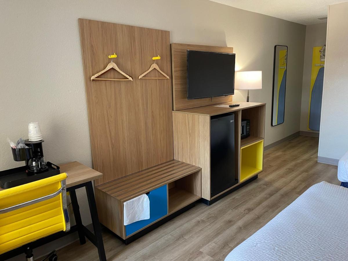 King Room - Disability Access/Non-Smoking at Days Inn by Wyndham Florence Near Civic Center