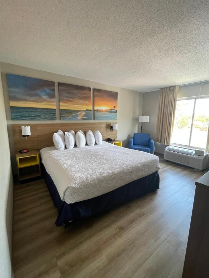 Deluxe King Room - Non-Smoking at Days Inn by Wyndham Florence Near Civic Center