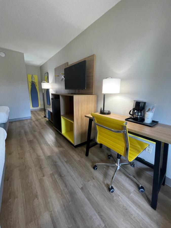 Deluxe King Room - Non-Smoking at Days Inn by Wyndham Florence Near Civic Center