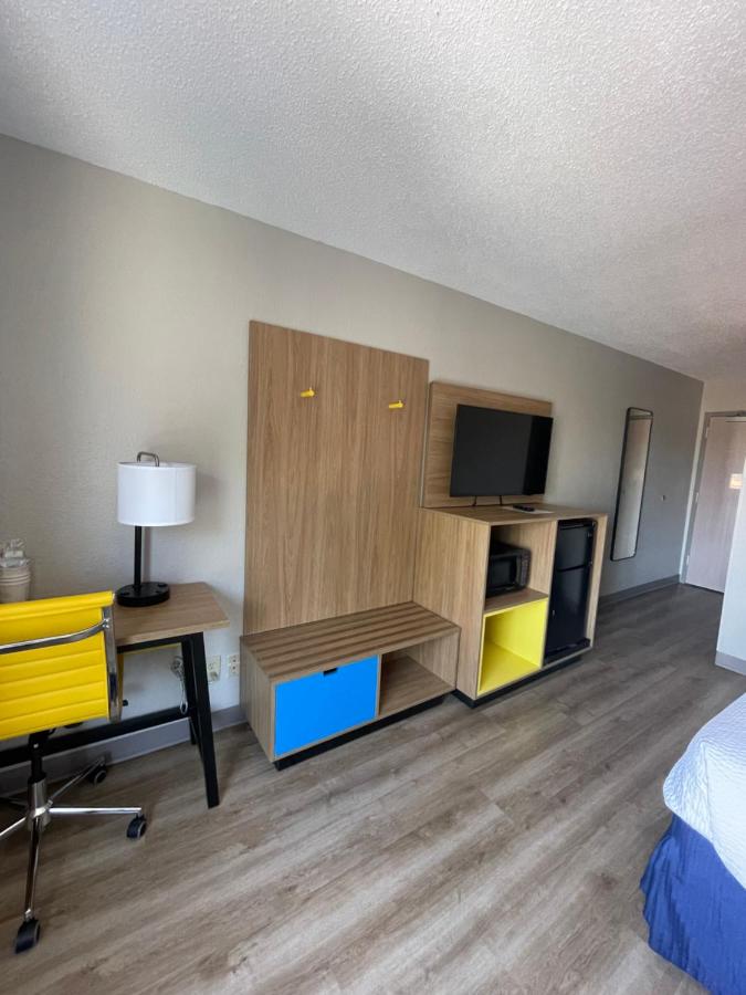 Deluxe King Room - Non-Smoking at Days Inn by Wyndham Florence Near Civic Center