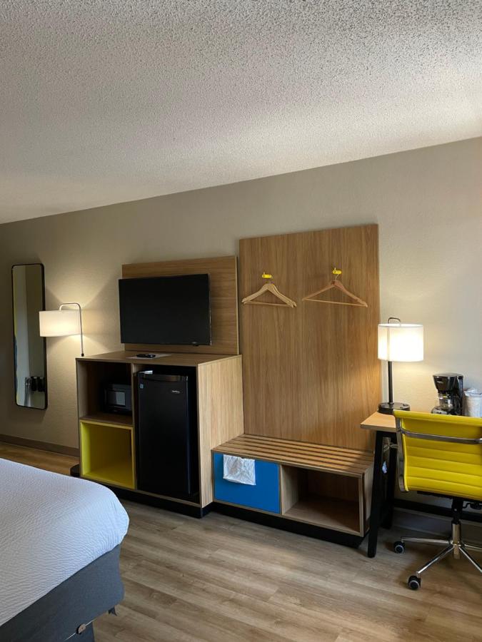 Deluxe King Room - Disability Access/Non-Smoking at Days Inn by Wyndham Florence Near Civic Center