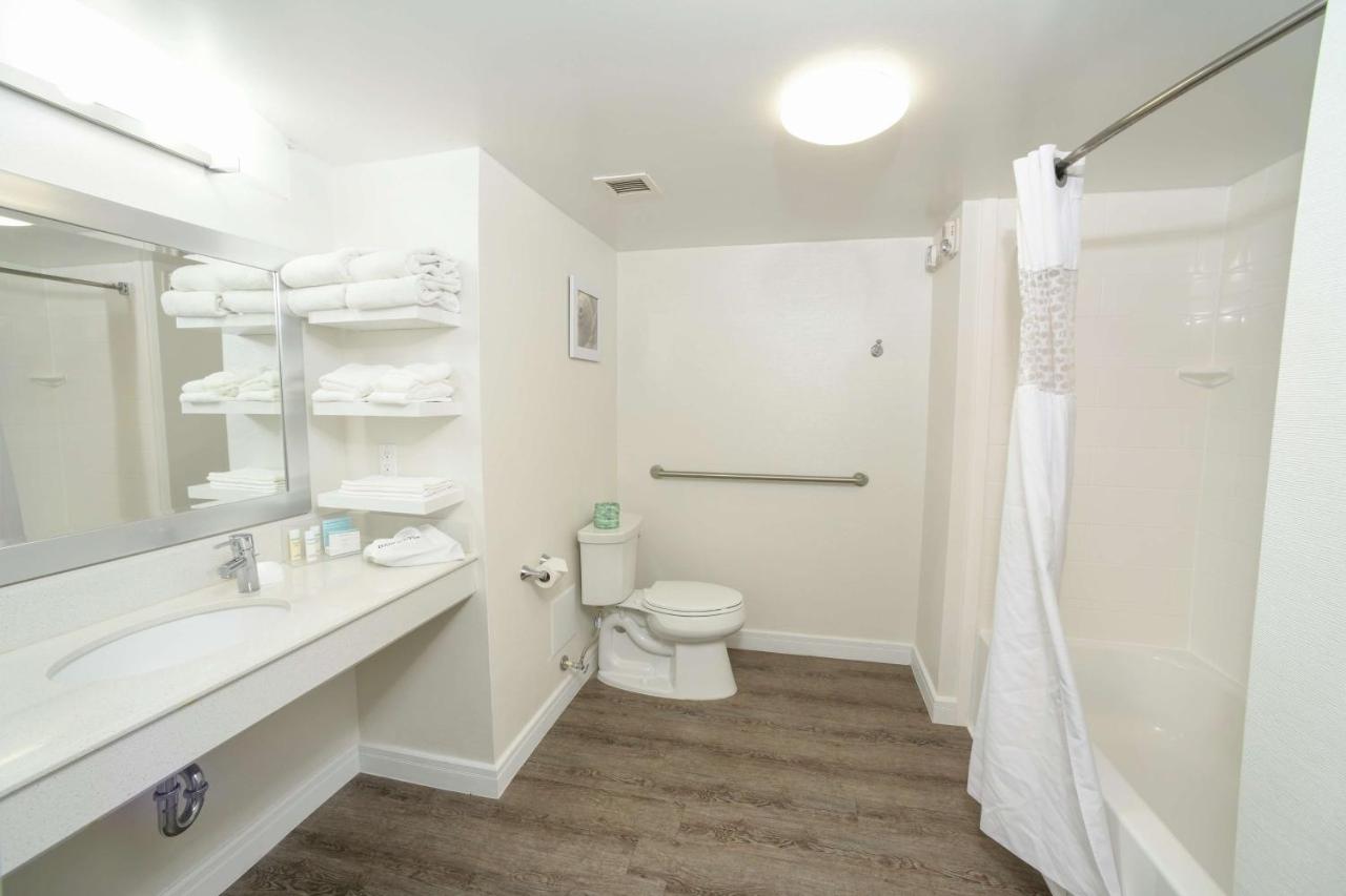 Queen Room with Two Queen Beds - Hearing Access/ Non-Smoking at Hampton Inn Jacksonville East Regency Square