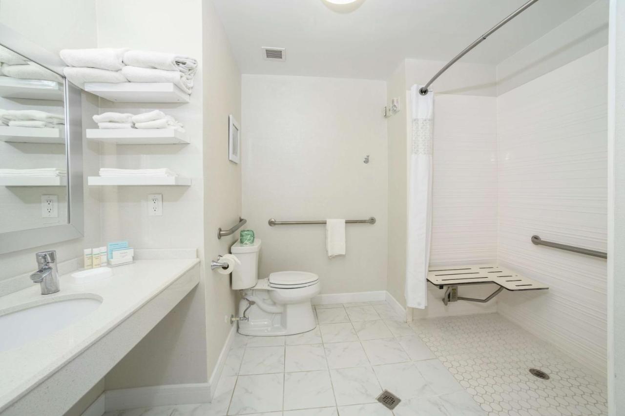 King Room with Tub - Hearing Accessible/Non-Smoking at Hampton Inn Jacksonville East Regency Square