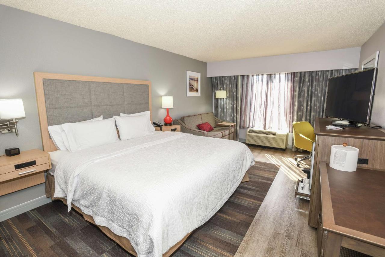 King Room - Non-Smoking at Hampton Inn Jacksonville East Regency Square