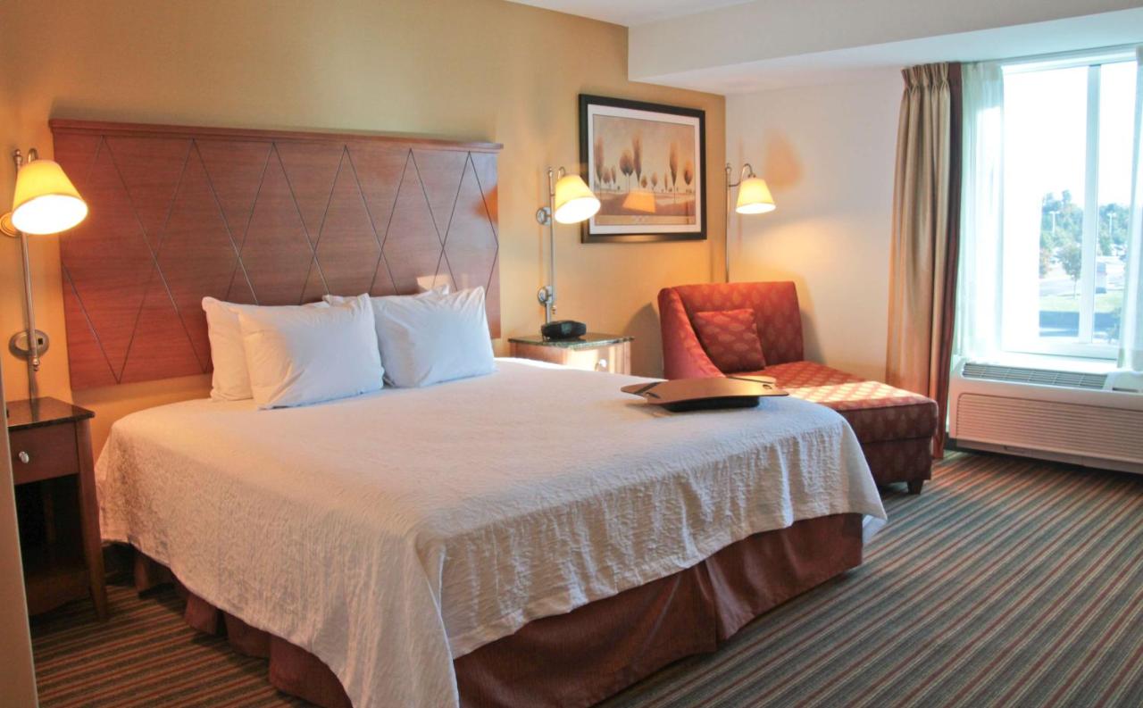 King Room Mobility/Hearing Accessible with Roll In Shower - Non-Smoking at Hampton Inn Hampton-Newport News
