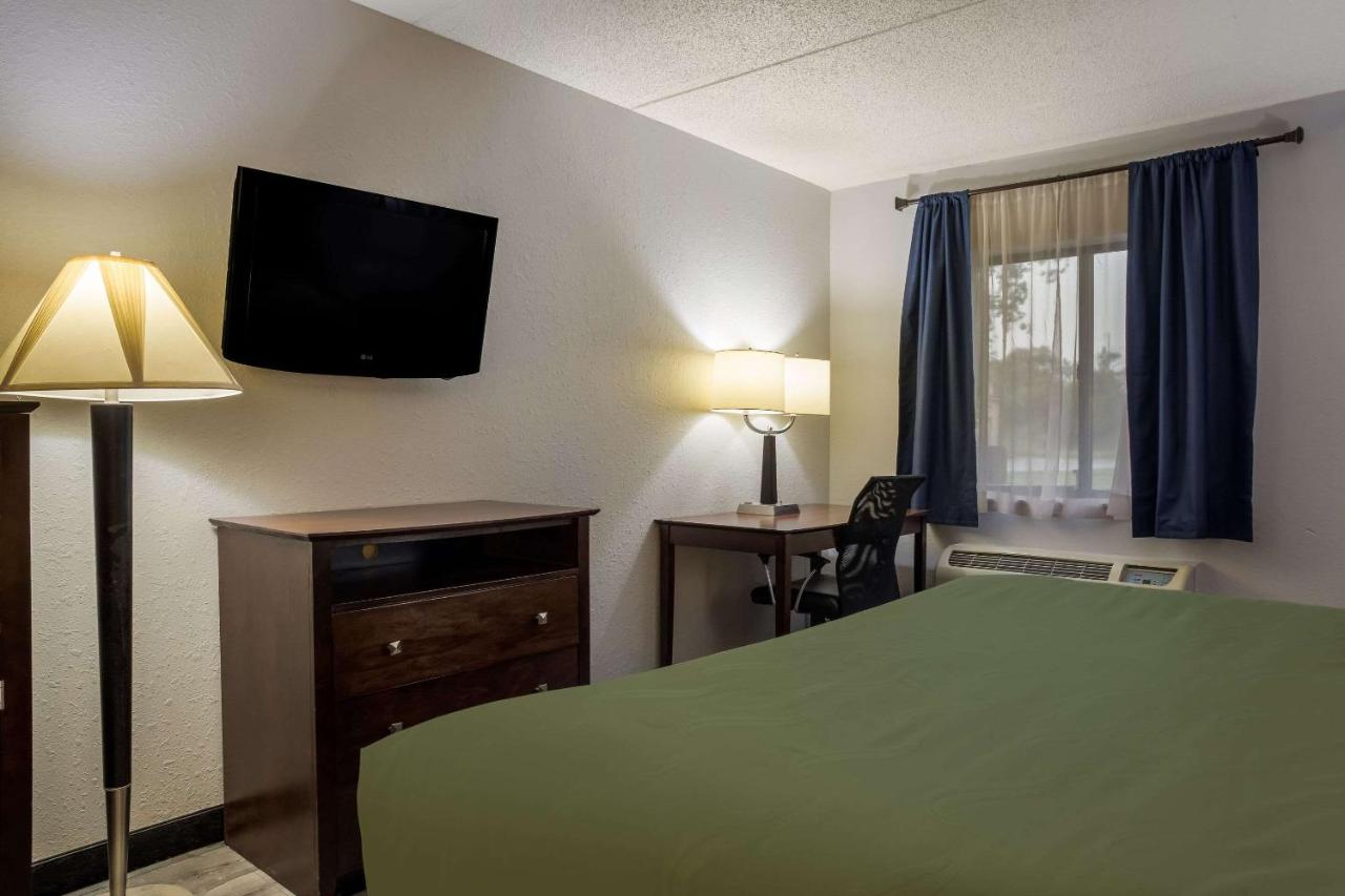 King Room - Accessible/Non-Smoking at Quality Inn Toledo Westgate
