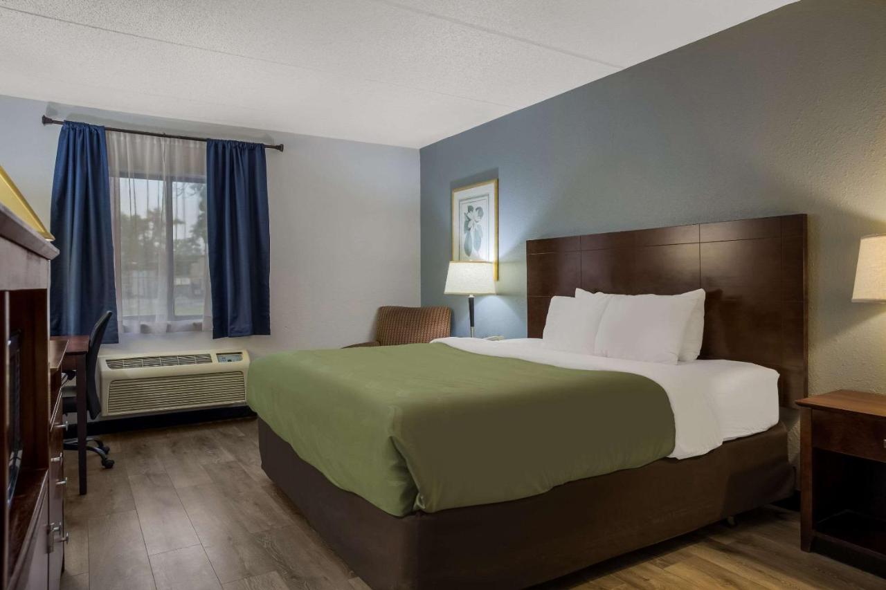 King Room - Accessible/Non-Smoking at Quality Inn Toledo Westgate