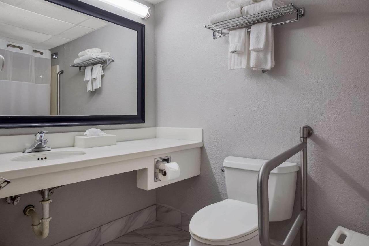 King Room - Accessible/Non-Smoking at Quality Inn Toledo Westgate