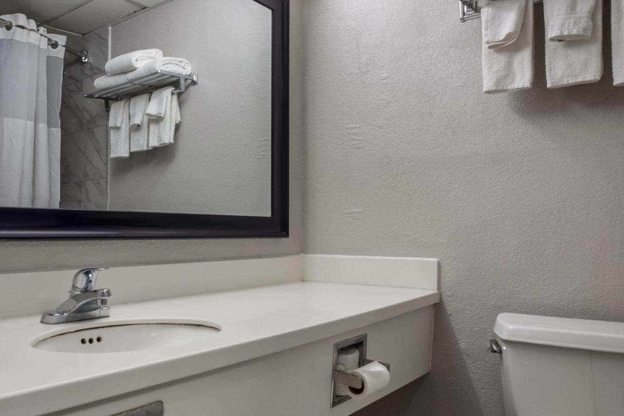 Superior King Suite - Non-Smoking at Quality Inn Toledo Westgate