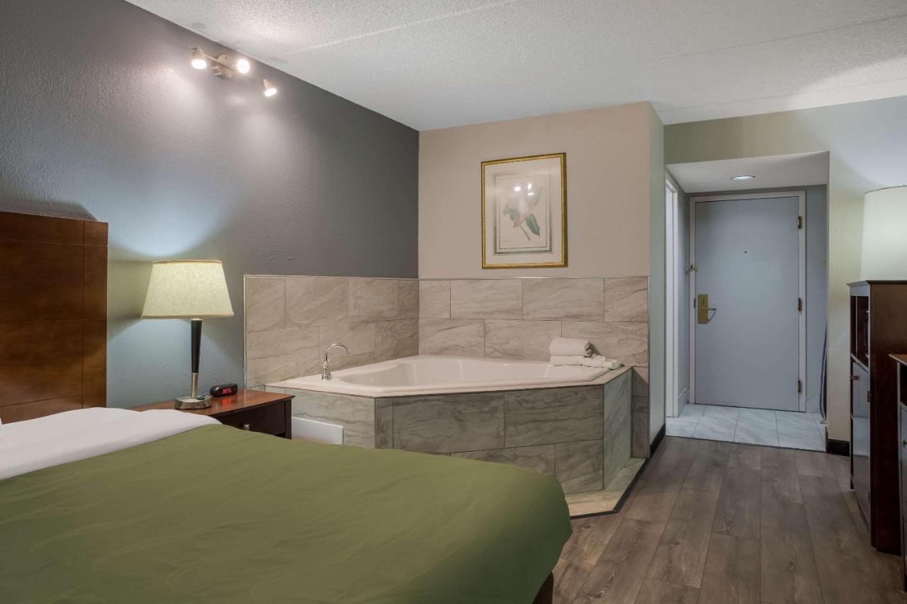 Superior King Suite - Non-Smoking at Quality Inn Toledo Westgate