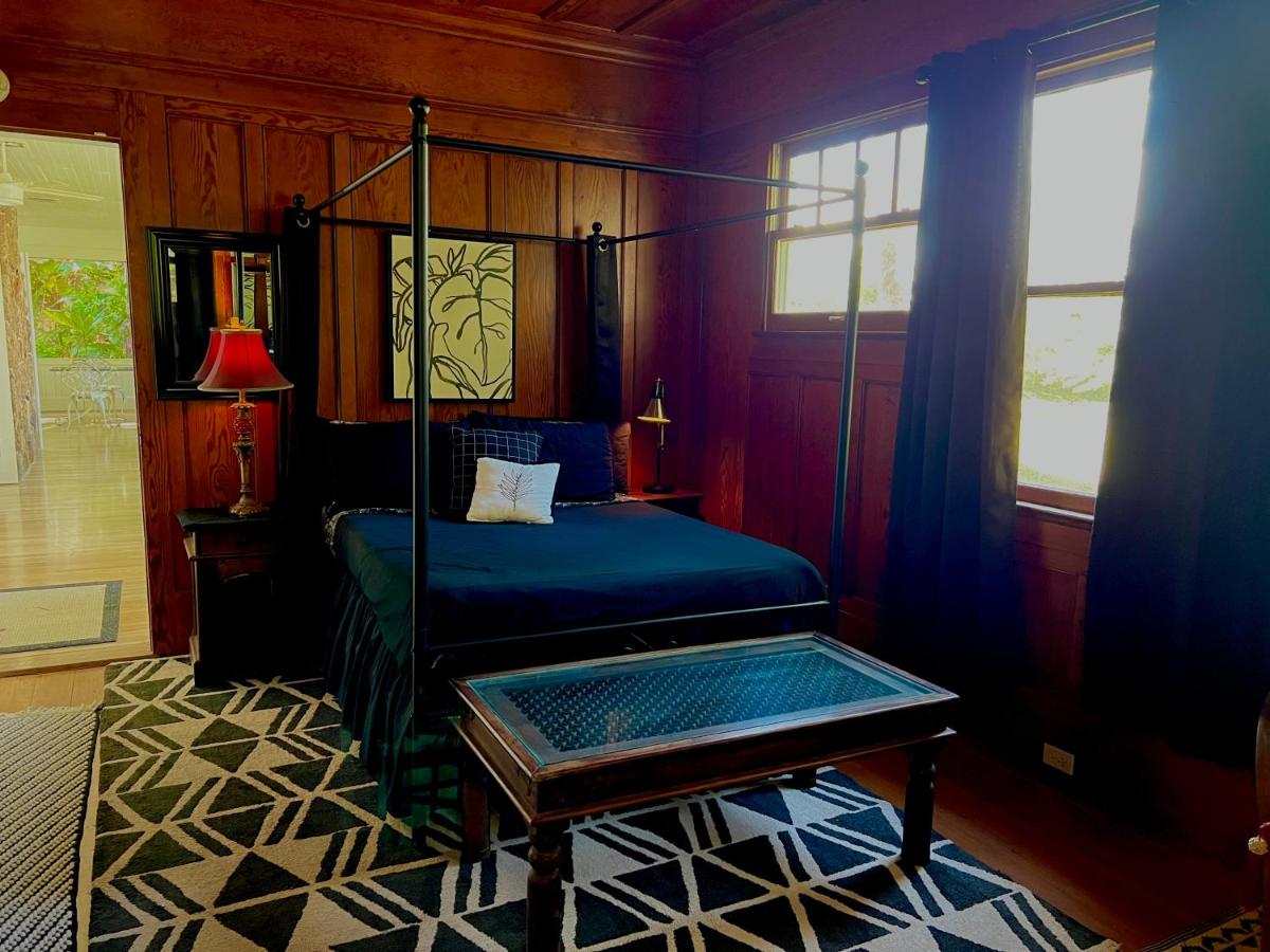 | Elegant Royal Suites at Aloha Boutique Vegan B&B Inn, alcohol-free, smoke-free