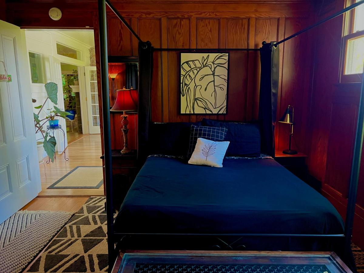 | Elegant Royal Suites at Aloha Boutique Vegan B&B Inn, alcohol-free, smoke-free