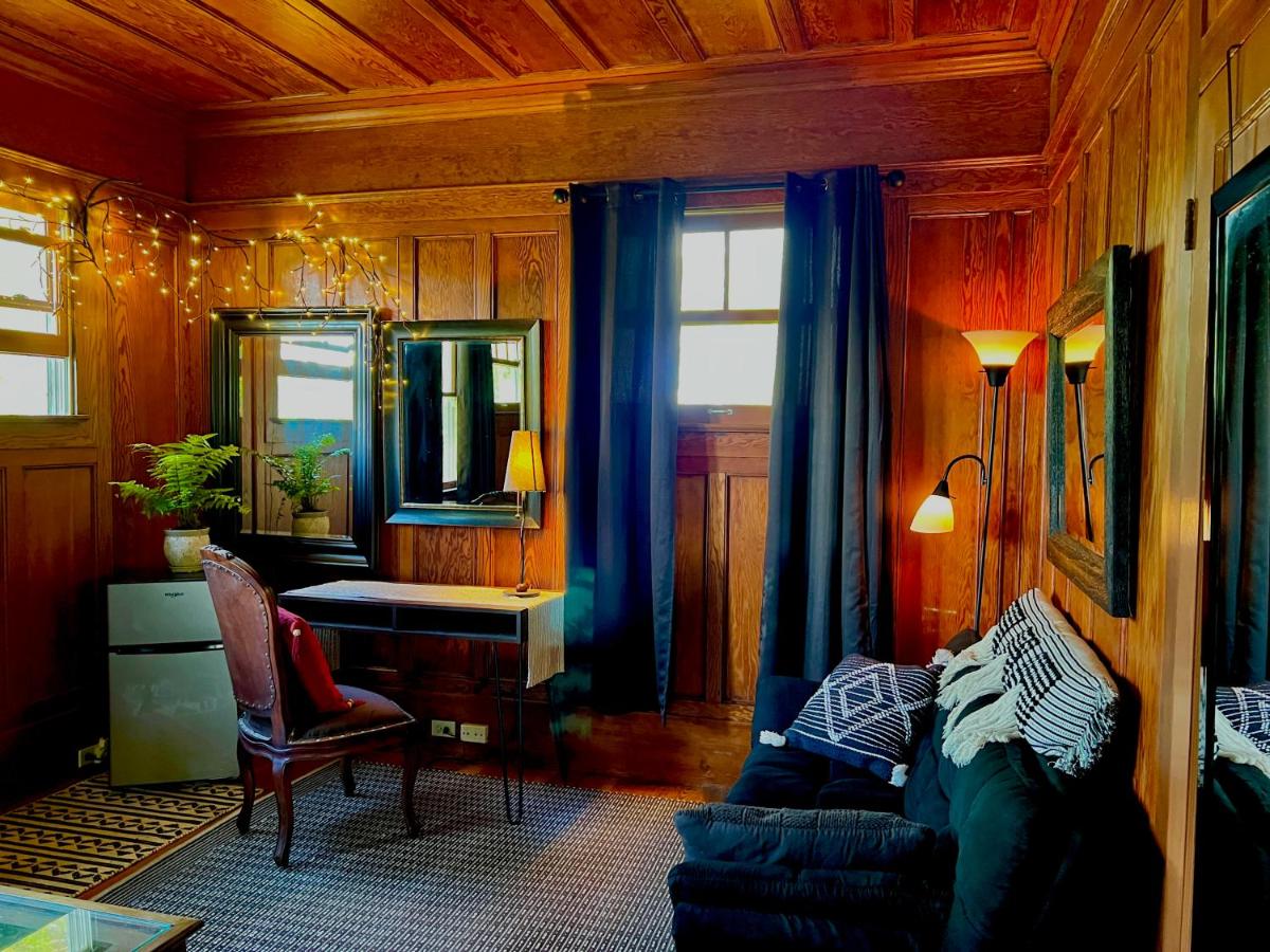 | Elegant Royal Suites at Aloha Boutique Vegan B&B Inn, alcohol-free, smoke-free