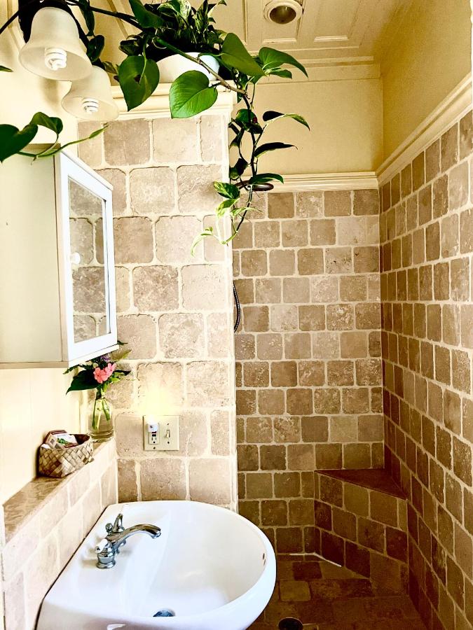 | Elegant Royal Suites at Aloha Boutique Vegan B&B Inn, alcohol-free, smoke-free
