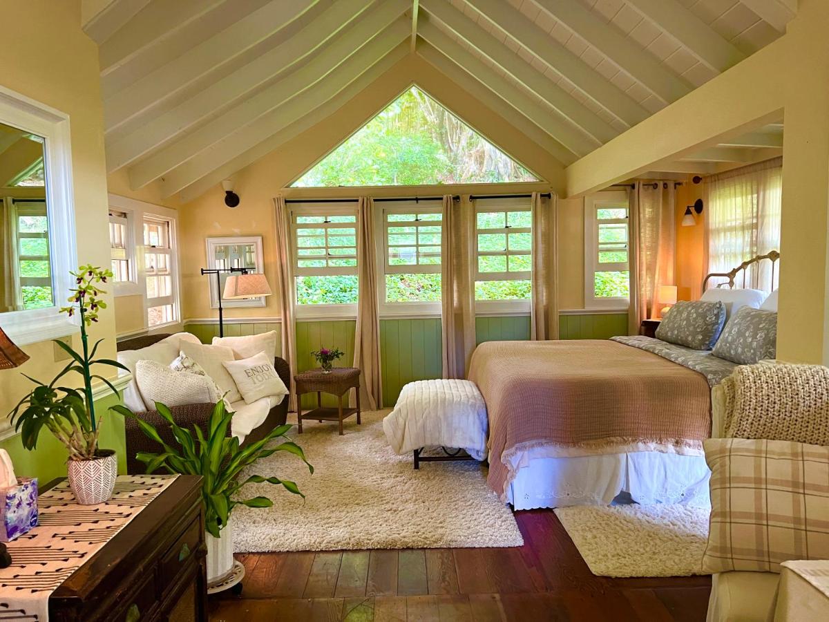 | Elegant Royal Suites at Aloha Boutique Vegan B&B Inn, alcohol-free, smoke-free