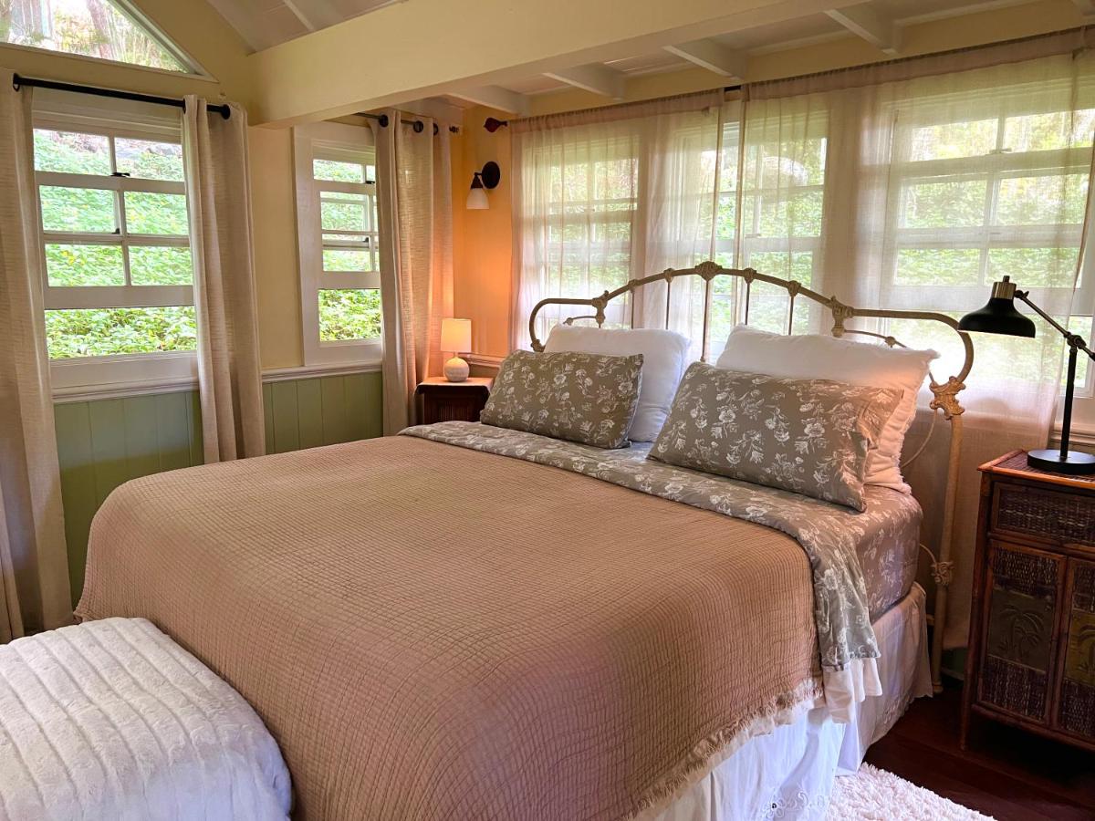 | Elegant Royal Suites at Aloha Boutique Vegan B&B Inn, alcohol-free, smoke-free