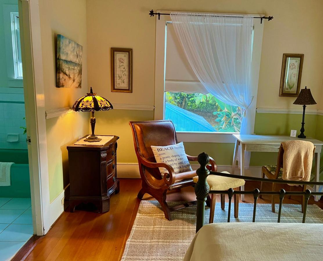 | Elegant Royal Suites at Aloha Boutique Vegan B&B Inn, alcohol-free, smoke-free