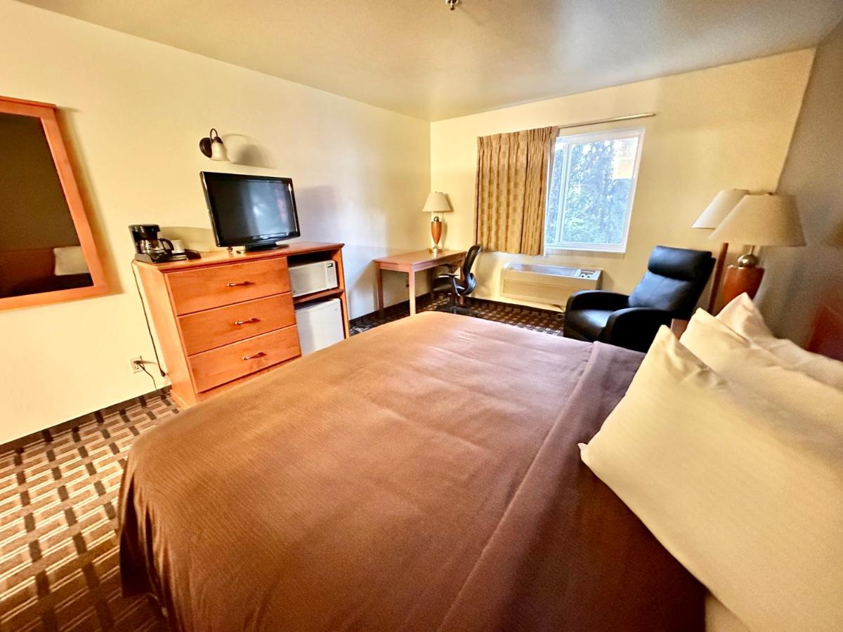 Deluxe King Room at FairBridge Inn & Suites Kellogg