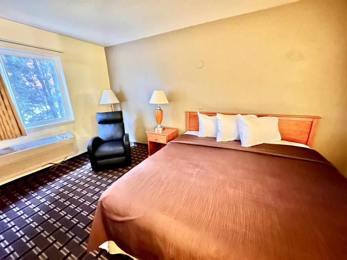 Deluxe King Room at FairBridge Inn & Suites Kellogg