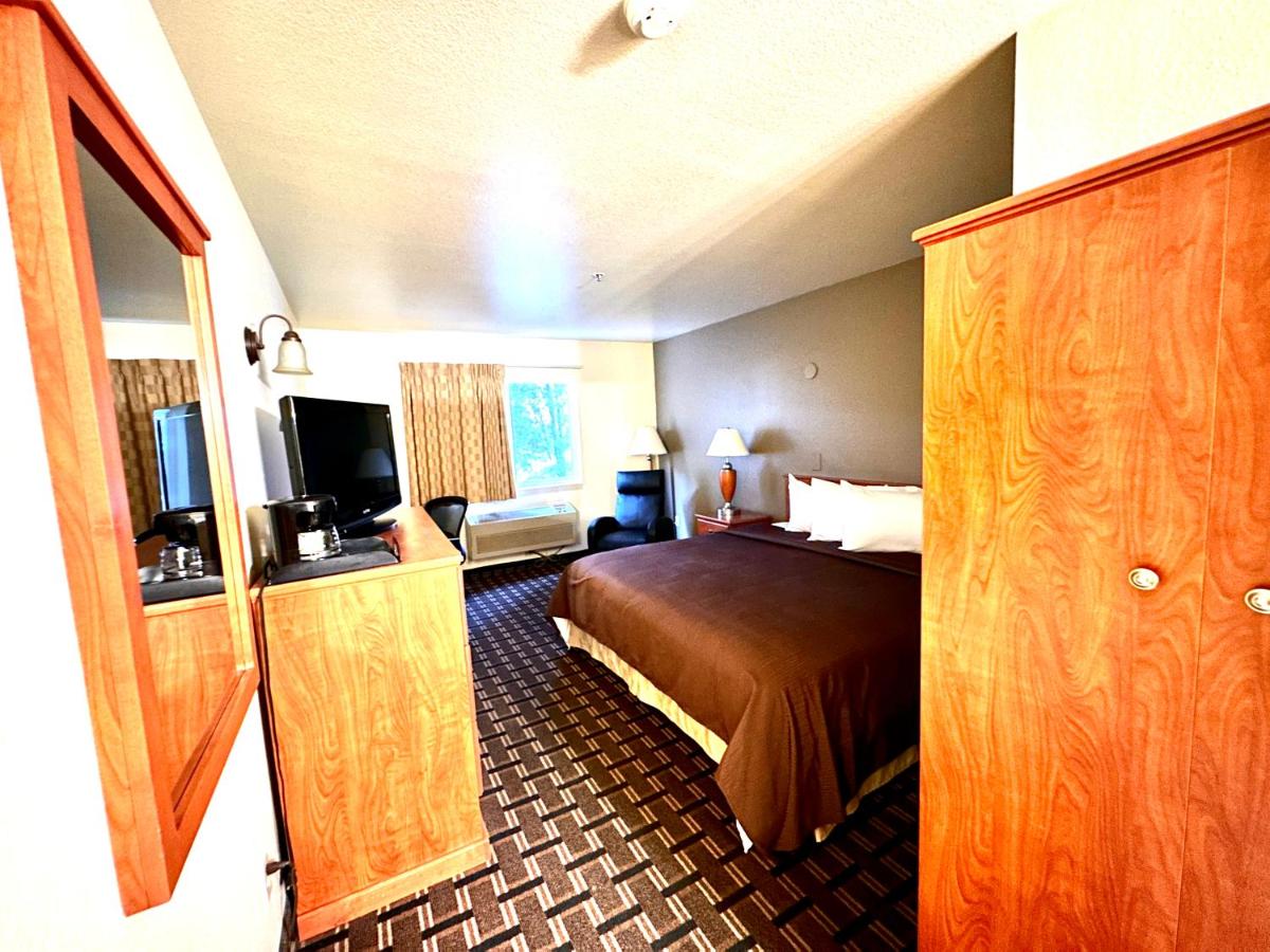 Deluxe King Room at FairBridge Inn & Suites Kellogg