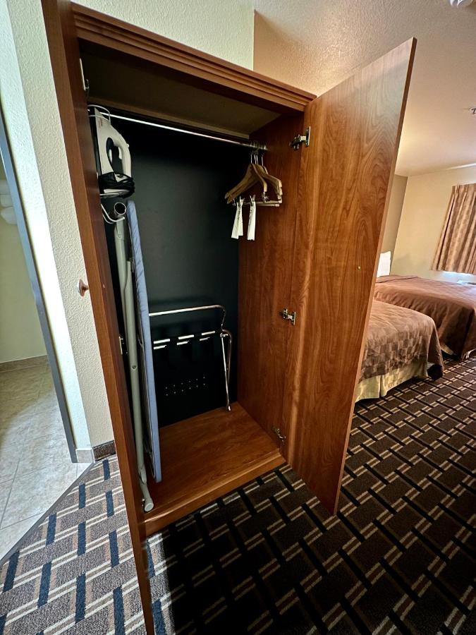 Deluxe King Room at FairBridge Inn & Suites Kellogg