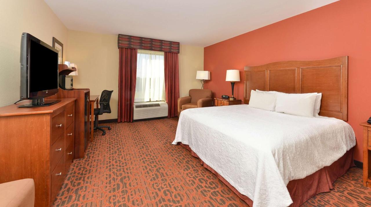 King Room - Disability/Hearing Accessible with Bathtub at Hampton Inn Muscatine