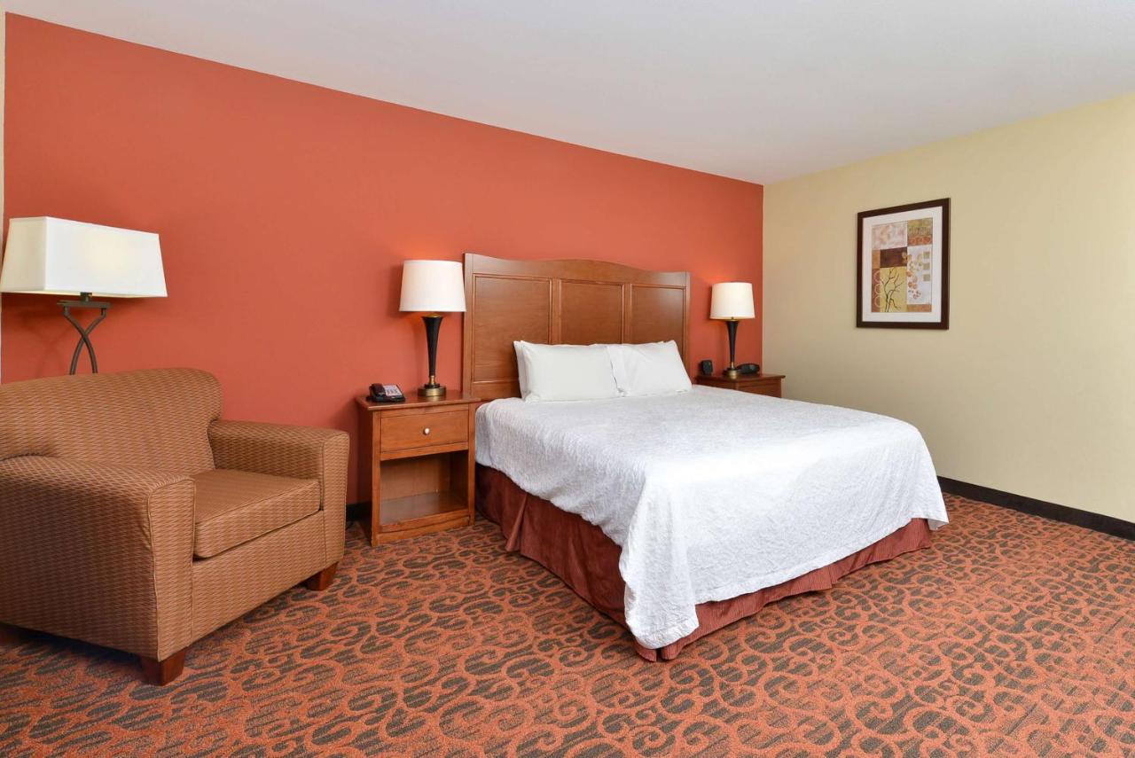 King Room - Disability/Hearing Accessible with Bathtub at Hampton Inn Muscatine