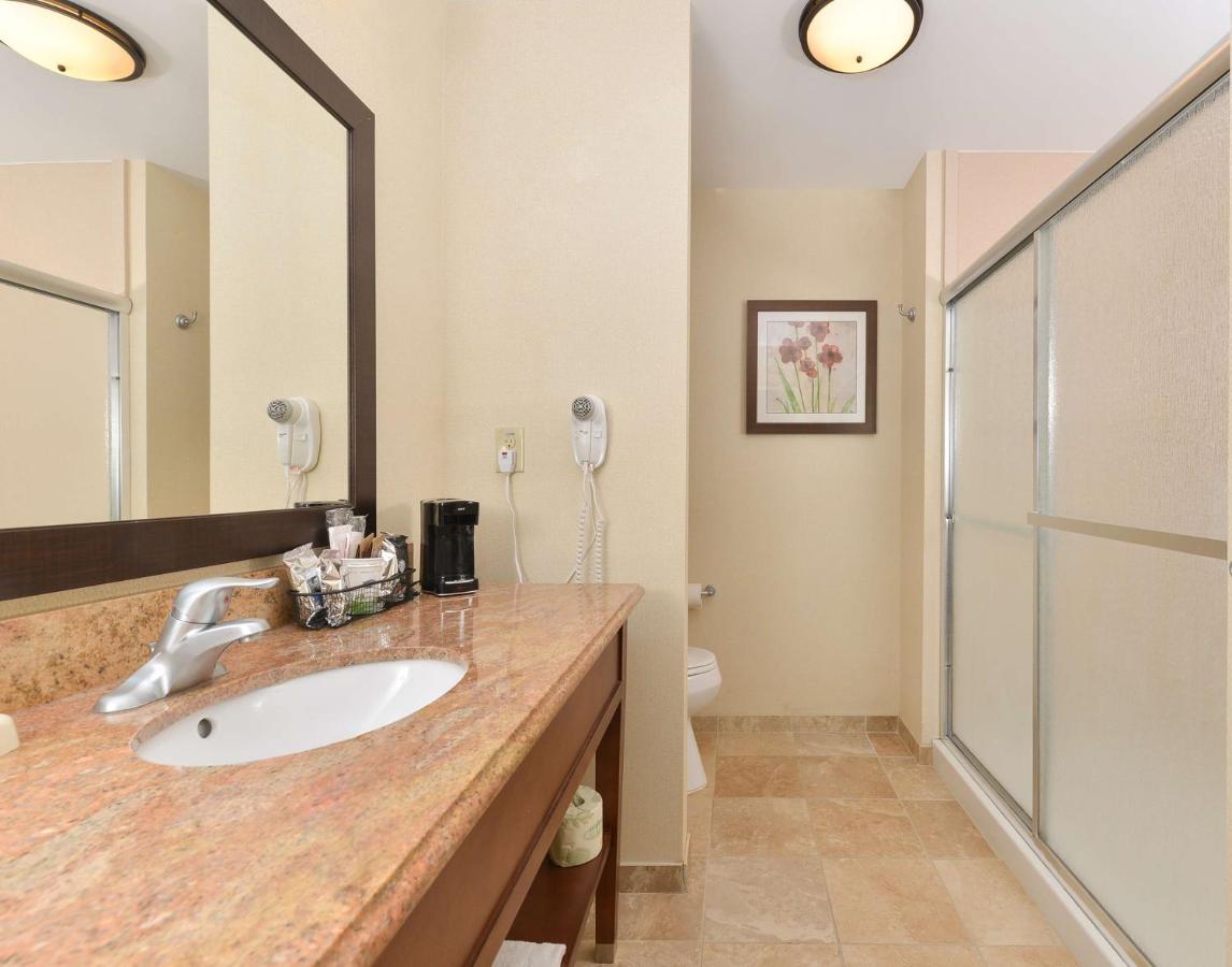 King Room - Disability/Hearing Accessible with Bathtub at Hampton Inn Muscatine