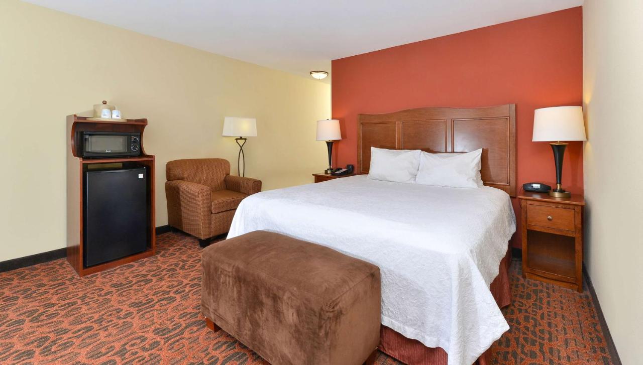 King Room - Disability/Hearing Accessible with Bathtub at Hampton Inn Muscatine